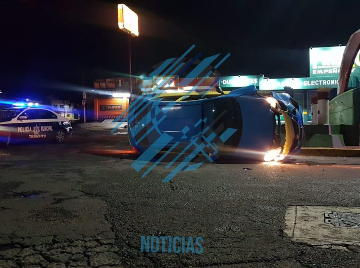 Taxi se vuelca y es abandonado en plena vía publica de Atlixco 